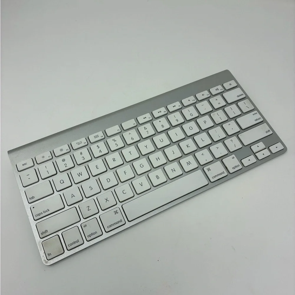 Apple A 1314 Wireless Slim Aluminum Keyboard - Silver and White Battery
